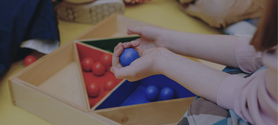 Enfant qui joue avec des balles
