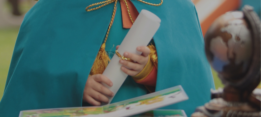 Enfant qui tient un diplôme